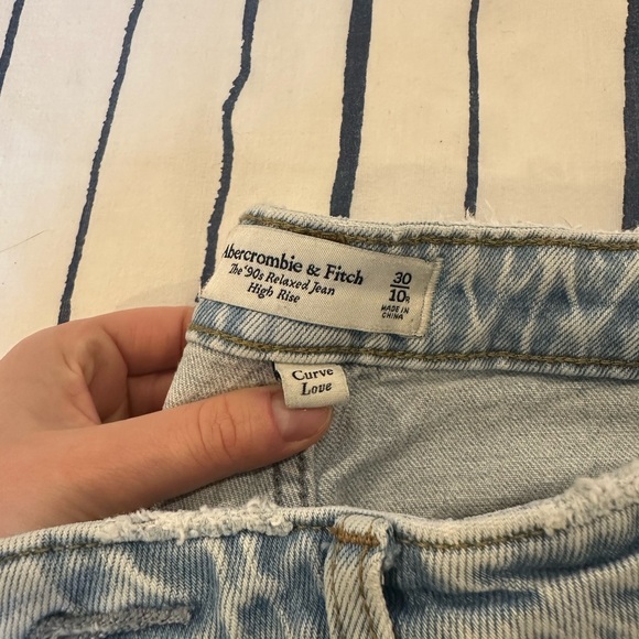 Abercrombie 90s Relaxed High Rise Jean - Picture 3 of 4